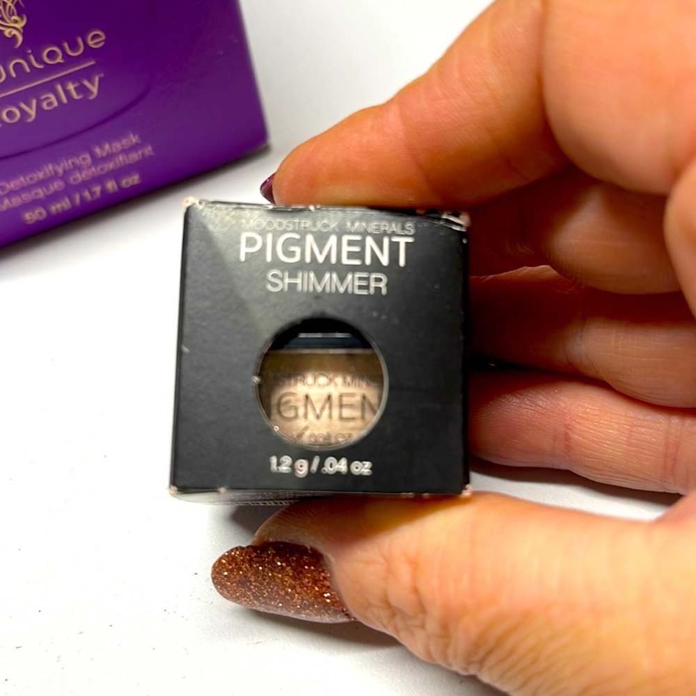 Younique pigment shimmer